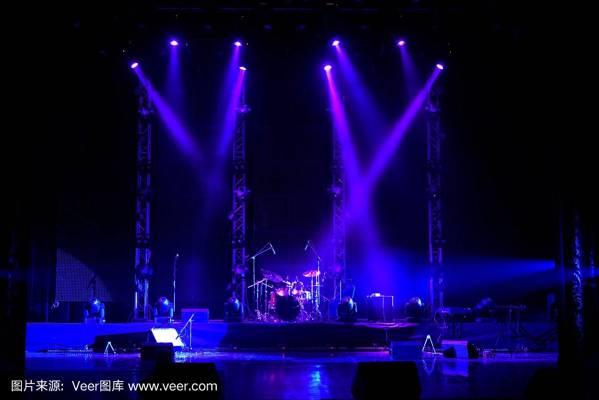 舞台灯光与乐器的交响