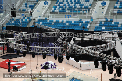 悬挂的舞台灯光架 公司礼仪服务中的视觉艺术与安全规范